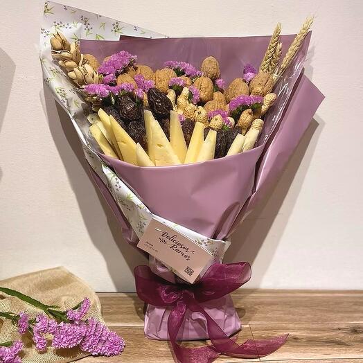 Ramo "queso y frutos secos con flores"