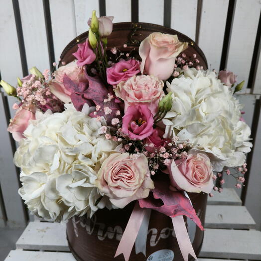 Floral hatbox Nena | Floral centerpiece with pink roses and hydrangeas