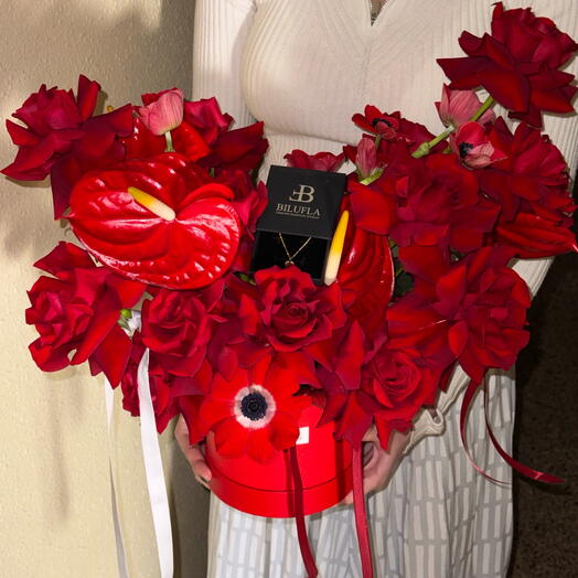 Amor extra (caja de flores y joyería)