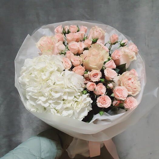 "Nube de rosas"/Ramo de rosas y hortensia