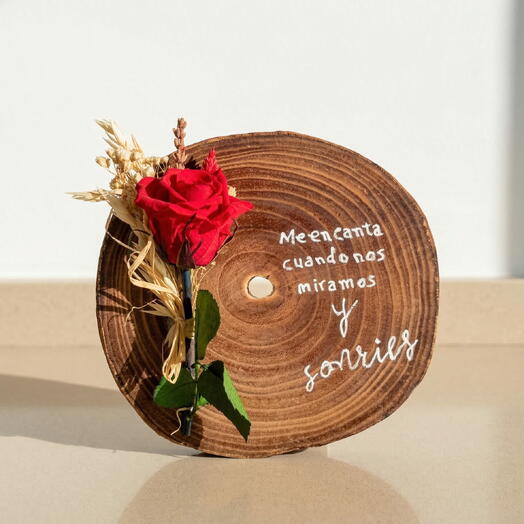 Rodaja de madera decorativa con rosa roja y mensaje