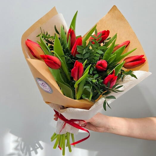 Ramo de tulipanes rojos